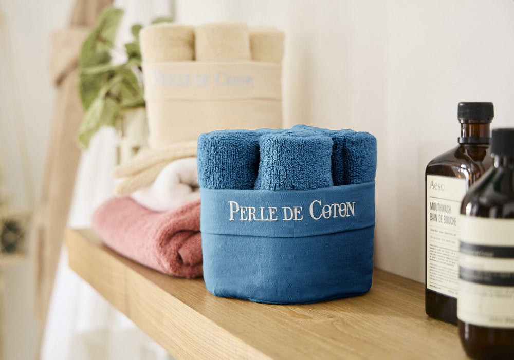 Panier de serviettes bleu et draps de bain de grande taille rose